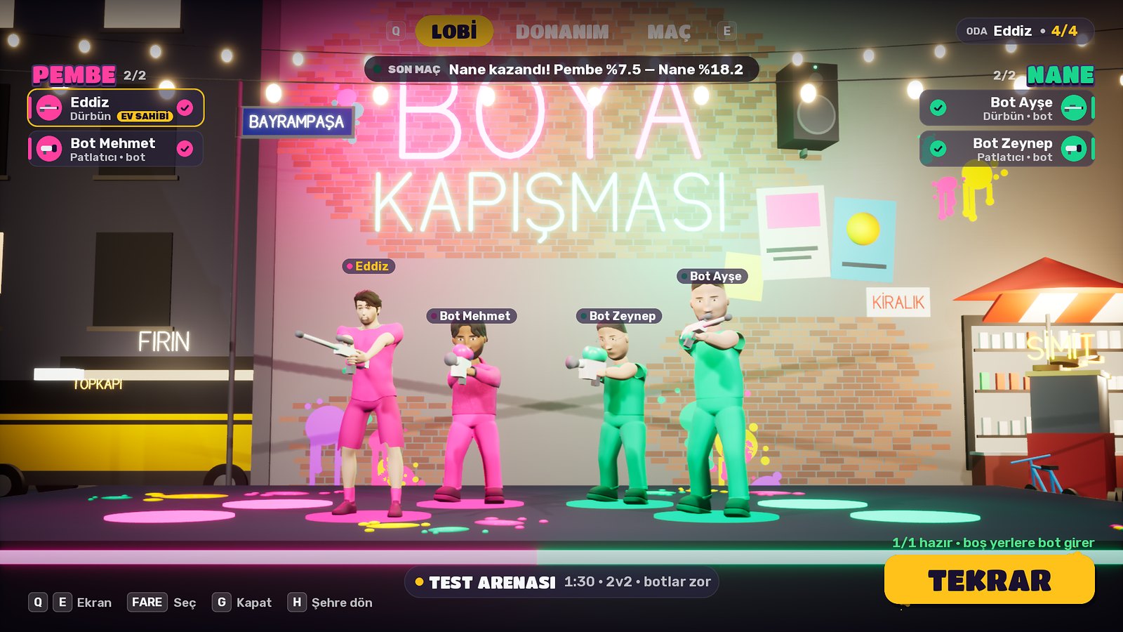 Boya Kapışması lobisi: pembe ve nane takımlar boya silahlarıyla sahnede, arkada neon tabela